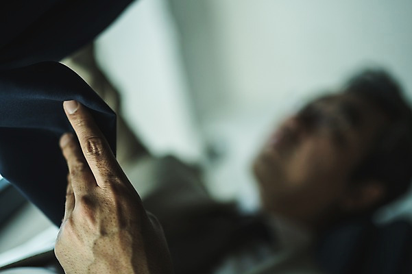 포토 JPG 손 남자 로우앵글 40대 중년 실내 한명 서기 들기 사람 정장 상반신 아웃포커스 신체부위 한국인 잡기 패션디자이너 장인 중년남자한명만 국내포토 1 옷 뷰포인트 모션 촬영기법 동양인 성인 내부 디자이너 남자한명만 중년남자만 파일형식