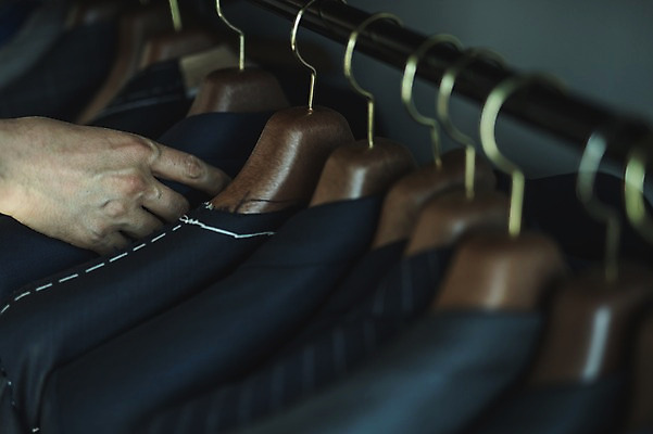 포토 JPG 손 남자 40대 중년 실내 한명 사람 정장 아웃포커스 신체부위 만지기 한국인 잡기 옷걸이 중년남자한명만 국내포토 1 옷 모션 촬영기법 동양인 성인 내부 남자한명만 중년남자만 파일형식