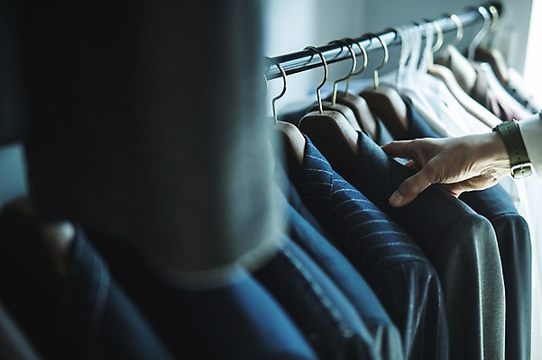 포토 JPG 손 남자 40대 중년 한손 실내 한명 사람 정장 아웃포커스 신체부위 만지기 한국인 잡기 옷걸이 중년남자한명만 국내포토 1 옷 모션 촬영기법 동양인 성인 내부 남자한명만 중년남자만 파일형식