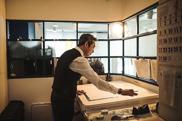 포토 JPG 옷 남자 40대 중년 창문 전등 실내 자 한명 서기 사람 정장 손짓 상반신 옆모습 연필 한국인 달력 작업 패션디자이너 문서 장인 재단 작업대 재단가위 중년남자한명만 국내포토 1 뷰포인트 모션 문구용품 학용품 조명 가위_도구 동양인 성인 내부 필기구 디자이너 남자한명만 중년남자만 파일형식