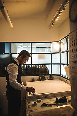 포토 JPG 응시 옷 남자 시계 40대 중년 창문 전등 실내 자 한명 서기 사람 정장 손짓 상반신 옆모습 연필 한국인 달력 작업 패션디자이너 집중 장인 재단 작업대 재단가위 중년남자한명만 국내포토 1 시선 뷰포인트 컨셉 모션 문구용품 학용품 조명 가위_도구 동양인 성인 내부 필기구 디자이너 남자한명만 중년남자만 파일형식