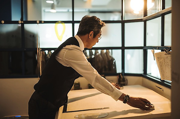 포토 JPG 응시 옷 남자 40대 중년 창문 전등 실내 자 한명 서기 사람 정장 손짓 상반신 옆모습 한국인 작업 패션디자이너 문서 장인 재단 작업대 중년남자한명만 국내포토 1 시선 뷰포인트 모션 문구용품 조명 동양인 성인 내부 디자이너 남자한명만 중년남자만 파일형식