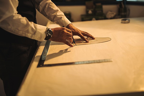 포토 JPG 손 남자 40대 중년 실내 자 한명 사람 정장 손짓 상반신 옆모습 신체부위 연필 한국인 양손 작업 그리기 디자이너 패션디자이너 손목시계 장인 재단 중년남자한명만 국내포토 직업 1 옷 뷰포인트 시계 장신구 모션 문구용품 학용품 동양인 성인 내부 필기구 남자한명만 중년남자만 파일형식