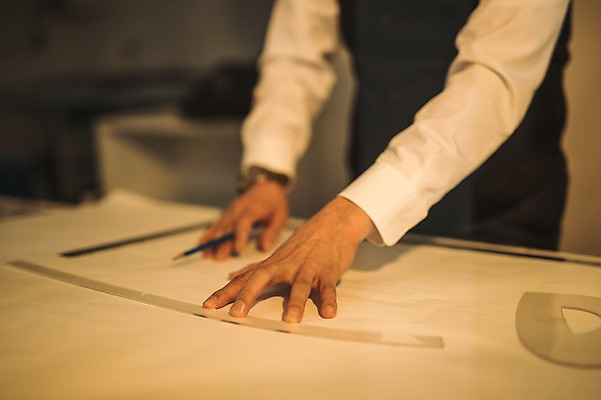 포토 JPG 손 남자 40대 중년 탁자 실내 자 한명 사람 정장 손짓 상반신 신체부위 연필 한국인 양손 그리기 패션디자이너 장인 재단 중년남자한명만 국내포토 1 옷 가구 모션 문구용품 학용품 동양인 성인 내부 필기구 디자이너 남자한명만 중년남자만 파일형식