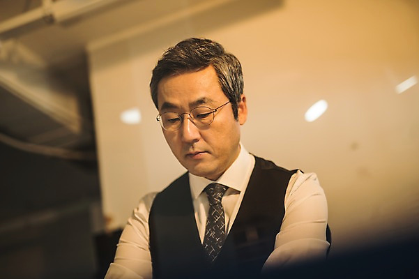 포토 JPG 응시 남자 벽 40대 중년 넥타이 실내 한명 사람 정장 상반신 앞모습 빛 한국인 조끼 패션디자이너 집중 장인 중년남자한명만 안경낌 국내포토 1 시선 잡화 옷 안경 뷰포인트 컨셉 동양인 성인 내부 외투 디자이너 남자한명만 중년남자만 파일형식