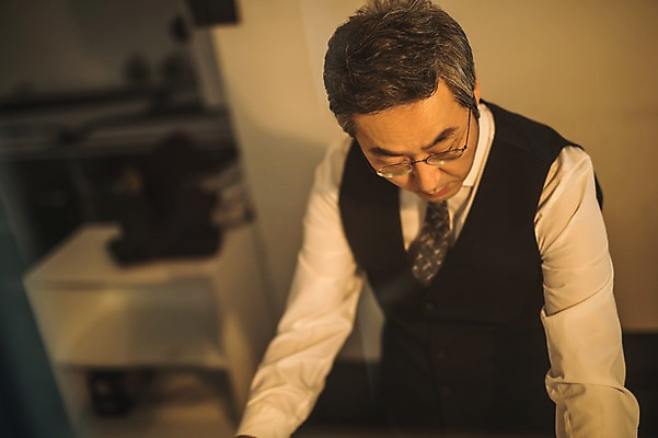 포토 JPG 응시 남자 40대 중년 탁자 넥타이 실내 한명 사람 정장 상반신 앞모습 한국인 조끼 패션디자이너 집중 장인 중년남자한명만 안경낌 국내포토 1 시선 잡화 옷 안경 뷰포인트 가구 컨셉 동양인 성인 내부 외투 디자이너 남자한명만 중년남자만 파일형식