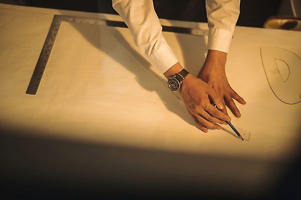 포토 JPG 손 남자 40대 중년 실내 자 한명 사람 정장 손짓 신체부위 연필 한국인 양손 작업 그리기 패션디자이너 손목시계 장인 재단 중년남자한명만 국내포토 1 옷 시계 장신구 모션 문구용품 학용품 동양인 성인 내부 필기구 디자이너 남자한명만 중년남자만 파일형식