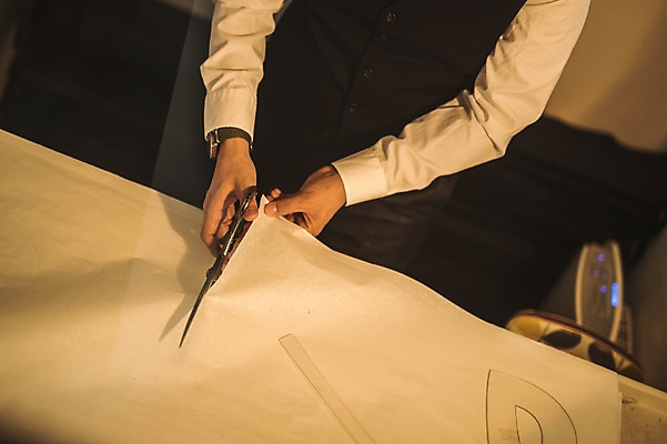 포토 JPG 남자 40대 중년 실내 자 한명 사람 정장 손짓 상반신 앞모습 하이앵글 한국인 양손 자르기 패션디자이너 장인 재단 재단가위 중년남자한명만 국내포토 1 손 옷 뷰포인트 모션 문구용품 가위_도구 동양인 성인 내부 디자이너 남자한명만 중년남자만 파일형식