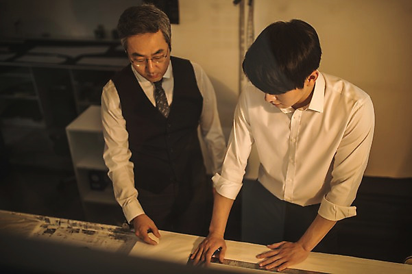 포토 JPG 응시 남자 40대 중년 실내 줄자 자 설명 서기 사람 정장 손짓 상반신 20대 성인 두명 앞모습 하이앵글 한국인 작업 가르침 패션디자이너 제자 실습 장인 재단 신입 작업대 남자만 국내포토 시선 옷 교육 뷰포인트 모션 문구용품 동양인 청년 내부 디자이너 파일형식