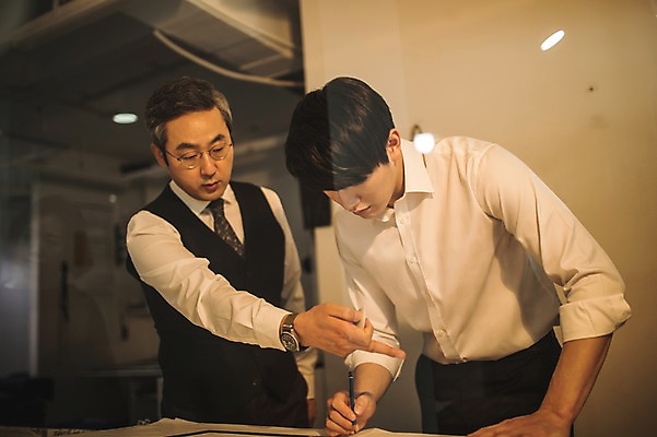 포토 JPG 남자 40대 중년 실내 설명 서기 사람 정장 손짓 상반신 20대 성인 두명 앞모습 연필 한국인 가리킴 작업 가르침 그리기 패션디자이너 책상 초크 제자 실습 장인 재단 신입 작업대 남자만 국내포토 옷 교육 뷰포인트 가구 모션 학용품 동양인 청년 내부 필기구 디자이너 파일형식