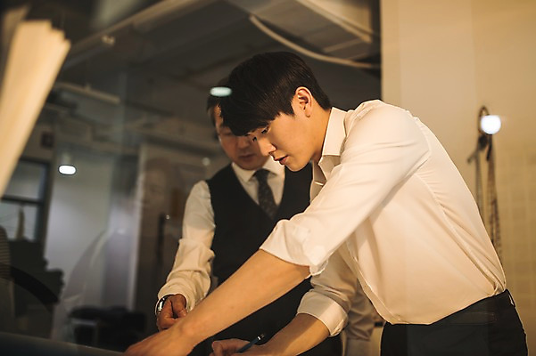 포토 JPG 응시 남자 40대 중년 실내 줄자 설명 서기 사람 정장 손짓 상반신 20대 성인 두명 앞모습 옆모습 빛 한국인 작업 가르침 패션디자이너 집중 제자 실습 장인 재단 신입 남자만 국내포토 시선 옷 교육 뷰포인트 컨셉 모션 자 동양인 청년 내부 디자이너 파일형식