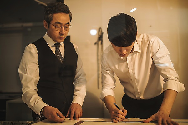 포토 JPG 응시 남자 40대 중년 실내 줄자 서기 사람 정장 손짓 상반신 20대 성인 두명 앞모습 연필 한국인 작업 가르침 그리기 패션디자이너 초크 제자 실습 장인 재단 신입 작업대 남자만 국내포토 시선 옷 교육 뷰포인트 모션 학용품 자 동양인 청년 내부 필기구 디자이너 파일형식