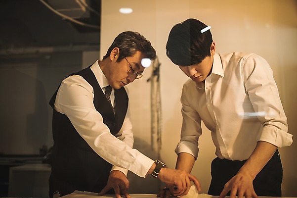 포토 JPG 응시 남자 40대 중년 실내 줄자 설명 서기 사람 정장 손짓 상반신 20대 성인 두명 앞모습 한국인 작업 가르침 그리기 패션디자이너 책상 초크 제자 실습 장인 재단 신입 작업대 남자만 국내포토 시선 옷 교육 뷰포인트 가구 모션 자 동양인 청년 내부 디자이너 파일형식