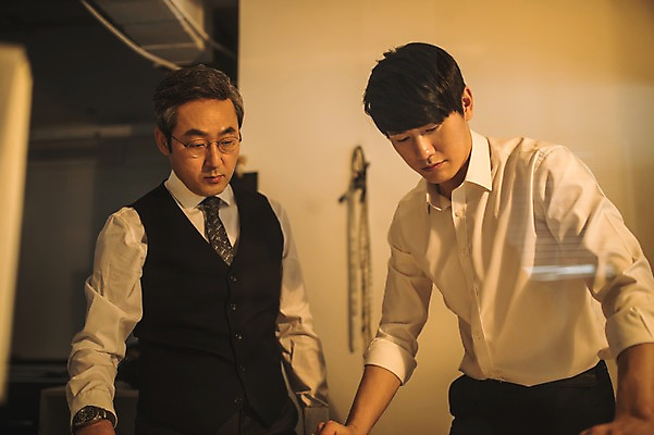 포토 JPG 응시 남자 40대 중년 실내 줄자 서기 사람 정장 상반신 20대 성인 두명 앞모습 한국인 작업 가르침 패션디자이너 제자 실습 장인 신입 작업대 남자만 국내포토 시선 옷 교육 뷰포인트 모션 자 동양인 청년 내부 디자이너 파일형식