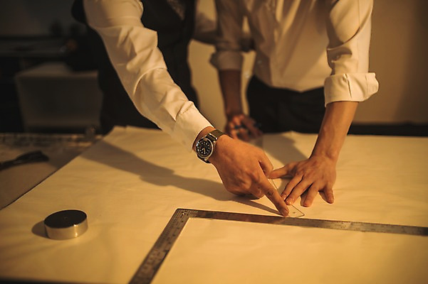 포토 JPG 손 남자 40대 중년 실내 자 서기 사람 정장 손짓 상반신 20대 성인 두명 앞모습 신체부위 연필 한국인 작업 가르침 그리기 패션디자이너 손목시계 제자 실습 장인 재단 신입 작업대 남자만 국내포토 옷 교육 뷰포인트 시계 장신구 모션 문구용품 학용품 동양인 청년 내부 필기구 디자이너 파일형식