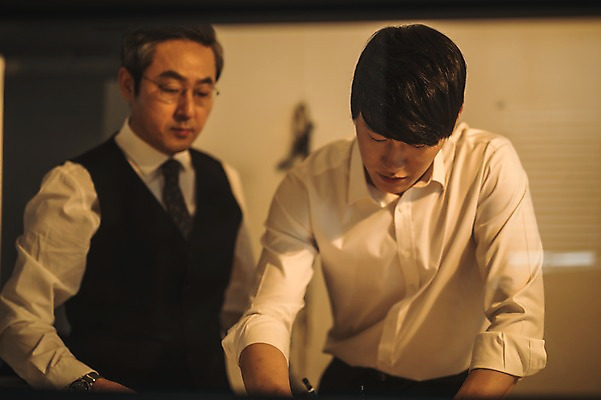 포토 JPG 응시 남자 40대 중년 실내 서기 사람 정장 상반신 20대 성인 두명 앞모습 한국인 작업 가르침 패션디자이너 제자 실습 장인 신입 남자만 국내포토 시선 옷 교육 뷰포인트 모션 동양인 청년 내부 디자이너 파일형식