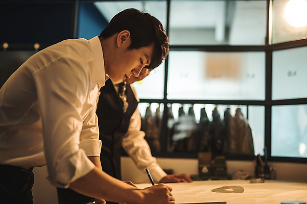 포토 JPG 응시 옷 남자 40대 중년 창문 전등 실내 자 서기 사람 정장 상반신 20대 성인 두명 옆모습 빛 연필 한국인 작업 가르침 패션디자이너 제자 실습 장인 재단 신입 남자만 국내포토 시선 교육 뷰포인트 모션 문구용품 학용품 조명 동양인 청년 내부 필기구 디자이너 파일형식