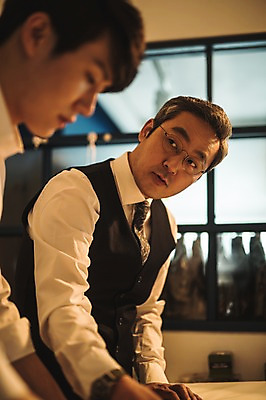 포토 JPG 응시 옷 남자 40대 중년 창문 실내 대화 설명 서기 사람 정장 상반신 20대 성인 두명 옆모습 한국인 작업 가르침 패션디자이너 책상 제자 실습 장인 신입 남자만 국내포토 시선 교육 뷰포인트 가구 모션 말하기 동양인 청년 내부 디자이너 파일형식