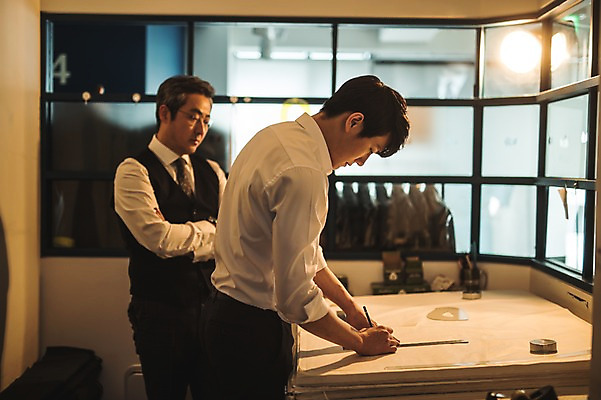 포토 JPG 응시 옷 남자 40대 중년 창문 전등 실내 자 서기 사람 정장 상반신 20대 성인 두명 옆모습 빛 연필 팔짱 한국인 작업 그리기 패션디자이너 책상 제자 실습 장인 재단 신입 작업대 남자만 국내포토 시선 뷰포인트 가구 모션 문구용품 학용품 조명 동양인 청년 내부 필기구 디자이너 파일형식