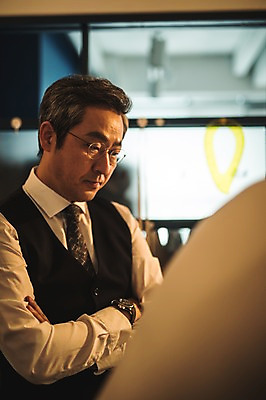 포토 JPG 응시 남자 40대 중년 창문 실내 서기 사람 정장 상반신 20대 성인 두명 앞모습 팔짱 한국인 패션디자이너 제자 실습 장인 신입 남자만 안경낌 국내포토 시선 옷 안경 뷰포인트 모션 동양인 청년 내부 디자이너 파일형식