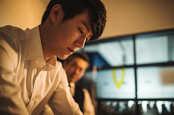 포토 JPG 응시 옷 남자 얼굴 40대 중년 창문 실내 서기 사람 정장 근접촬영 상반신 20대 성인 두명 옆모습 신체부위 한국인 작업 패션디자이너 집중 제자 실습 장인 신입 남자만 국내포토 시선 뷰포인트 컨셉 모션 동양인 청년 내부 디자이너 파일형식