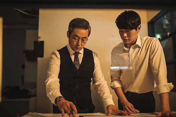 포토 JPG 응시 남자 40대 중년 창문 실내 서기 사람 정장 손짓 상반신 20대 성인 두명 앞모습 연필 한국인 작업 가르침 패션디자이너 책상 제자 실습 장인 재단 신입 작업대 남자만 국내포토 시선 옷 교육 뷰포인트 가구 모션 학용품 동양인 청년 내부 필기구 디자이너 파일형식