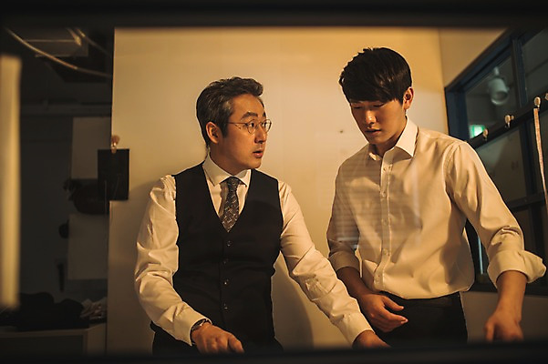 포토 JPG 응시 남자 40대 중년 창문 실내 대화 설명 서기 사람 정장 상반신 20대 성인 두명 앞모습 한국인 작업 가르침 패션디자이너 제자 실습 장인 신입 작업대 남자만 국내포토 시선 옷 교육 뷰포인트 모션 말하기 동양인 청년 내부 디자이너 파일형식