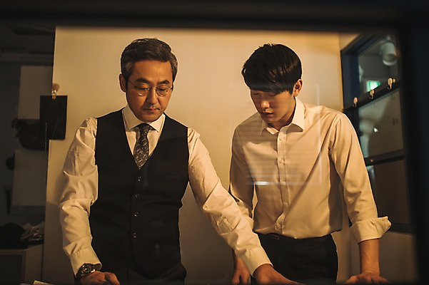 포토 JPG 응시 남자 40대 중년 창문 실내 서기 사람 정장 상반신 20대 성인 두명 앞모습 한국인 잡기 작업 가르침 패션디자이너 집중 제자 실습 장인 신입 작업대 남자만 국내포토 시선 옷 교육 뷰포인트 컨셉 모션 동양인 청년 내부 디자이너 파일형식