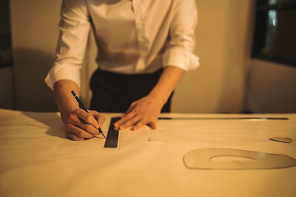 포토 JPG 손 남자 실내 자 한명 서기 사람 정장 손짓 상반신 20대 성인 앞모습 신체부위 연필 한국인 양손 그리기 패션디자이너 제자 실습 재단 신입 성인남자한명만 국내포토 1 옷 뷰포인트 모션 문구용품 학용품 동양인 청년 내부 필기구 디자이너 남자한명만 성인남자만 파일형식