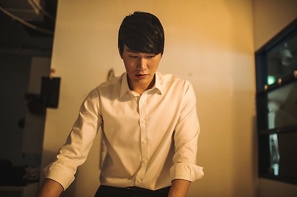 포토 JPG 응시 남자 창문 실내 한명 서기 사람 정장 상반신 20대 성인 앞모습 한국인 패션디자이너 집중 제자 실습 신입 성인남자한명만 국내포토 1 시선 옷 뷰포인트 컨셉 모션 동양인 청년 내부 디자이너 남자한명만 성인남자만 파일형식