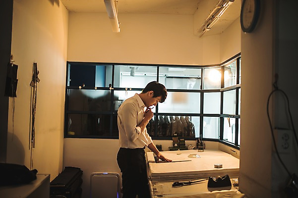 포토 JPG 응시 옷 남자 시계 생각 창문 실내 줄자 자 한명 서기 사람 정장 상반신 20대 성인 옆모습 한국인 작업 패션디자이너 집중 책상 고민 제자 실습 재단 신입 작업대 성인남자한명만 국내포토 1 시선 감정 뷰포인트 가구 컨셉 모션 문구용품 동양인 청년 내부 디자이너 남자한명만 성인남자만 파일형식