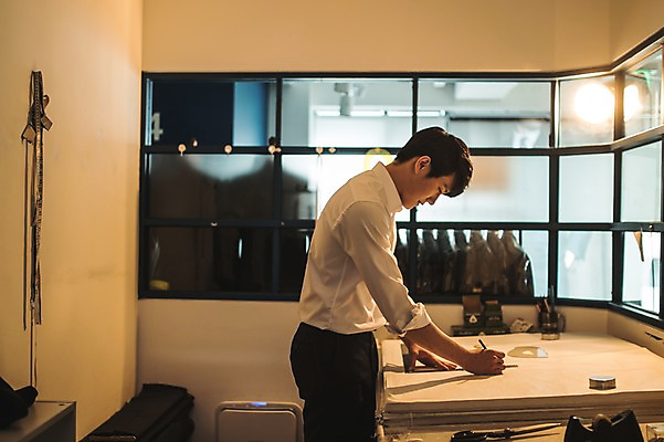 포토 JPG 응시 옷 남자 창문 실내 줄자 한명 서기 사람 정장 손짓 상반신 20대 성인 옆모습 연필 한국인 작업 그리기 패션디자이너 책상 제자 실습 재단 신입 작업대 성인남자한명만 국내포토 1 시선 뷰포인트 가구 모션 학용품 자 동양인 청년 내부 필기구 디자이너 남자한명만 성인남자만 파일형식