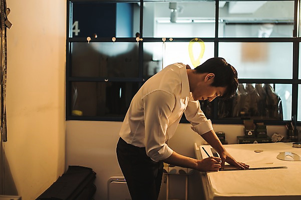 포토 JPG 응시 옷 남자 창문 실내 줄자 자 한명 서기 사람 정장 손짓 상반신 20대 성인 옆모습 연필 한국인 작업 그리기 패션디자이너 책상 제자 실습 재단 신입 작업대 성인남자한명만 국내포토 1 시선 뷰포인트 가구 모션 문구용품 학용품 동양인 청년 내부 필기구 디자이너 남자한명만 성인남자만 파일형식