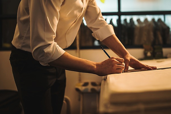 포토 JPG 손 옷 남자 창문 실내 자 한명 서기 사람 정장 손짓 상반신 20대 성인 옆모습 신체부위 연필 한국인 양손 작업 그리기 패션디자이너 책상 제자 실습 재단 신입 작업대 성인남자한명만 국내포토 1 뷰포인트 가구 모션 문구용품 학용품 동양인 청년 내부 필기구 디자이너 남자한명만 성인남자만 파일형식