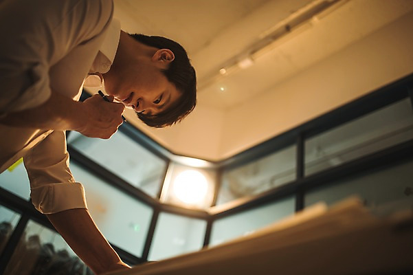 포토 JPG 응시 남자 로우앵글 창문 전등 실내 한명 사람 정장 상반신 20대 성인 옆모습 빛 연필 한국인 작업 패션디자이너 집중 고민 제자 실습 신입 작업대 성인남자한명만 국내포토 1 시선 옷 감정 뷰포인트 컨셉 학용품 조명 동양인 청년 내부 필기구 디자이너 남자한명만 성인남자만 파일형식