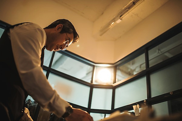 포토 JPG 응시 옷 남자 40대 중년 창문 전등 실내 한명 서기 사람 정장 손짓 상반신 옆모습 빛 한국인 작업 패션디자이너 집중 장인 중년남자한명만 국내포토 1 시선 뷰포인트 컨셉 모션 조명 동양인 성인 내부 디자이너 남자한명만 중년남자만 파일형식