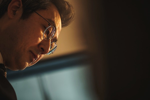 포토 JPG 응시 남자 얼굴 40대 중년 실내 한명 사람 정장 근접촬영 옆모습 한국인 집중 장인 중년남자한명만 안경낌 국내포토 1 시선 옷 안경 뷰포인트 컨셉 동양인 성인 내부 신체부위 남자한명만 중년남자만 파일형식