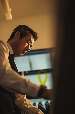 포토 JPG 응시 남자 40대 중년 창문 전등 실내 한명 서기 사람 정장 손짓 상반신 옆모습 한국인 작업 패션디자이너 집중 장인 중년남자한명만 국내포토 1 시선 옷 뷰포인트 컨셉 모션 조명 동양인 성인 내부 디자이너 남자한명만 중년남자만 파일형식