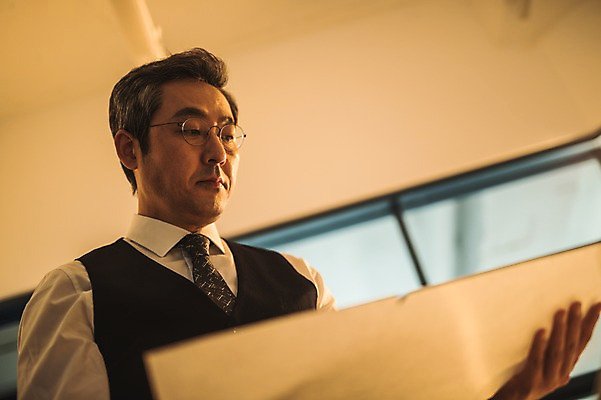 포토 JPG 응시 남자 40대 중년 창문 넥타이 실내 한명 들기 사람 정장 상반신 앞모습 한국인 조끼 패션디자이너 집중 장인 중년남자한명만 안경낌 국내포토 1 시선 잡화 옷 안경 뷰포인트 컨셉 모션 동양인 성인 내부 외투 디자이너 남자한명만 중년남자만 파일형식