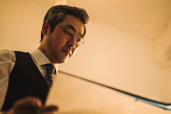 포토 JPG 응시 남자 40대 중년 넥타이 실내 한명 사람 정장 상반신 앞모습 한국인 조끼 장인 중년남자한명만 안경낌 국내포토 1 시선 잡화 옷 안경 뷰포인트 동양인 성인 내부 외투 남자한명만 중년남자만 파일형식