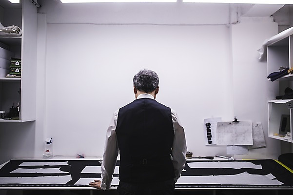 포토 JPG 응시 남자 40대 중년 선반 실내 한명 서기 사람 정장 손짓 상반신 뒷모습 한국인 직물 작업 패션디자이너 집중 책상 장인 재단 작업대 중년남자한명만 국내포토 1 시선 옷 뷰포인트 가구 컨셉 모션 동양인 성인 내부 디자이너 남자한명만 중년남자만 파일형식