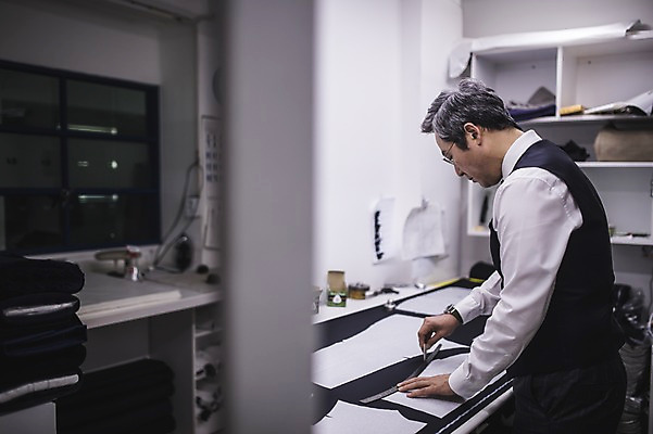 포토 JPG 응시 남자 40대 중년 선반 실내 자 한명 서기 사람 정장 손짓 상반신 옆모습 한국인 직물 작업 그리기 패션디자이너 책상 초크 장인 재단 작업대 중년남자한명만 국내포토 1 시선 옷 뷰포인트 가구 모션 문구용품 동양인 성인 내부 디자이너 남자한명만 중년남자만 파일형식