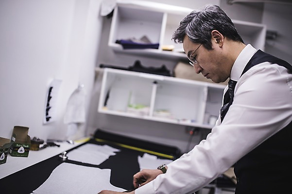 포토 JPG 응시 남자 40대 중년 선반 실내 한명 서기 사람 정장 손짓 상반신 옆모습 한국인 직물 작업 그리기 패션디자이너 집중 초크 장인 재단 작업대 중년남자한명만 국내포토 1 시선 옷 뷰포인트 가구 컨셉 모션 동양인 성인 내부 디자이너 남자한명만 중년남자만 파일형식