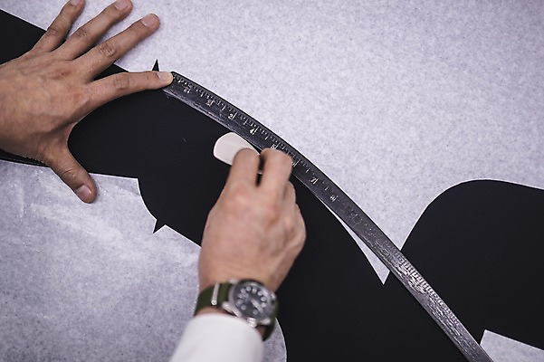 포토 JPG 손 남자 40대 중년 실내 자 한명 사람 정장 손짓 근접촬영 신체부위 한국인 양손 직물 작업 그리기 패션디자이너 초크 장인 재단 중년남자한명만 국내포토 1 옷 뷰포인트 모션 문구용품 동양인 성인 내부 디자이너 남자한명만 중년남자만 파일형식