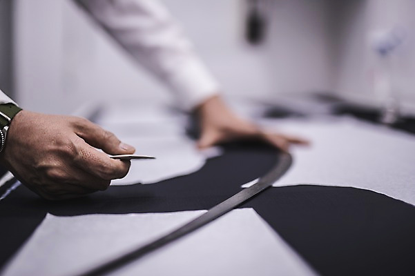 포토 JPG 손 남자 40대 중년 실내 자 한명 사람 정장 손짓 신체부위 한국인 양손 직물 작업 그리기 패션디자이너 초크 장인 재단 중년남자한명만 국내포토 1 옷 모션 문구용품 동양인 성인 내부 디자이너 남자한명만 중년남자만 파일형식