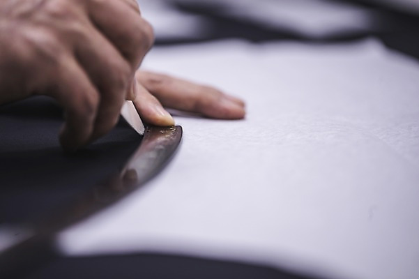 포토 JPG 손 남자 40대 중년 실내 자 한명 사람 손짓 근접촬영 신체부위 한국인 양손 작업 그리기 패션디자이너 초크 장인 재단 중년남자한명만 국내포토 1 뷰포인트 모션 문구용품 동양인 성인 내부 디자이너 남자한명만 중년남자만 파일형식