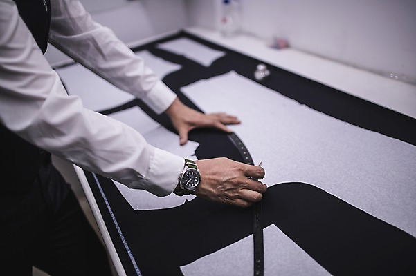 포토 JPG 손 남자 40대 중년 실내 자 한명 사람 정장 손짓 상반신 성인 신체부위 한국인 양손 직물 작업 그리기 패션디자이너 손목시계 초크 장인 재단 중년남자한명만 국내포토 1 옷 시계 장신구 모션 문구용품 동양인 내부 디자이너 남자한명만 중년남자만 파일형식