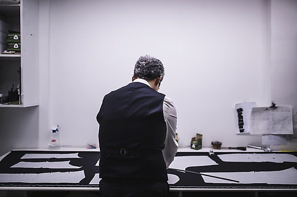 포토 JPG 남자 40대 중년 선반 실내 한명 서기 사람 정장 손짓 상반신 성인 뒷모습 한국인 직물 작업 패션디자이너 집중 문서 장인 재단 작업대 중년남자한명만 국내포토 1 옷 뷰포인트 가구 컨셉 모션 동양인 내부 디자이너 남자한명만 중년남자만 파일형식