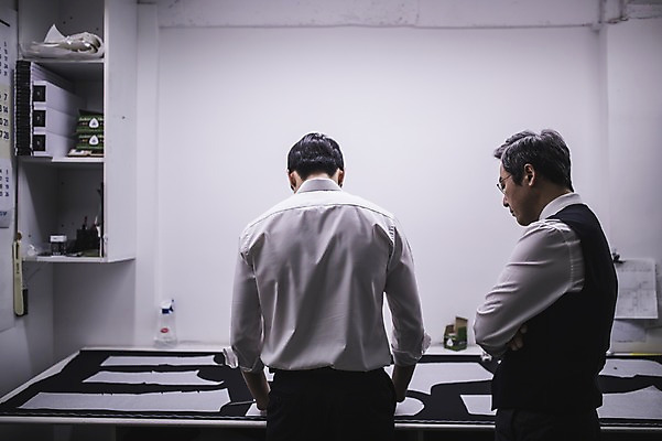 포토 JPG 응시 남자 40대 중년 선반 실내 설명 서기 사람 정장 상반신 20대 성인 두명 옆모습 뒷모습 팔짱 한국인 직물 작업 가르침 패션디자이너 책상 제자 실습 장인 재단 신입 작업대 남자만 국내포토 시선 옷 교육 뷰포인트 가구 모션 동양인 청년 내부 디자이너 파일형식