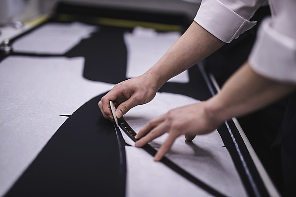 포토 JPG 손 남자 실내 자 한명 서기 사람 정장 손짓 근접촬영 20대 신체부위 한국인 양손 직물 작업 그리기 패션디자이너 초크 제자 실습 재단 신입 작업대 성인남자한명만 국내포토 1 옷 뷰포인트 모션 문구용품 동양인 청년 내부 디자이너 남자한명만 성인남자만 파일형식